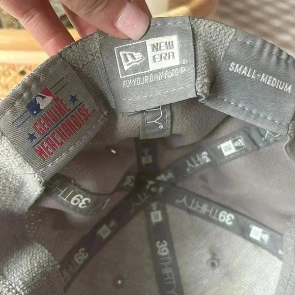 EUC NEW ERA CHICAGO CUBS MENS GREY 39THIRTY FLEX HAT
Size: Small/Medium - Picture 6 of 6